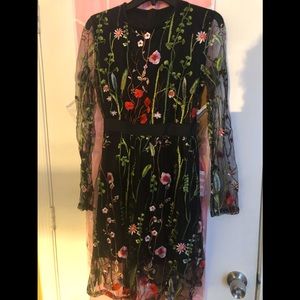 Black flowery dress medium sized (Long sleeve)